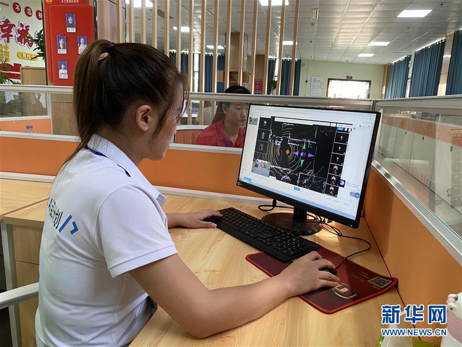 （落實(shí)&ldquo;六穩(wěn)&rdquo;&ldquo;六保&rdquo;一線見(jiàn)聞&middot;圖文互動(dòng)）（2）易地搬遷戶有了新身份&mdash;&mdash;貴州萬(wàn)山扶貧安置點(diǎn)巧打&ldquo;就業(yè)牌&rdquo;