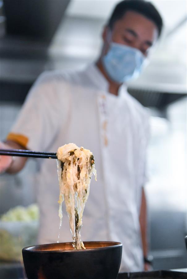 （在習(xí)近平新時(shí)代中國(guó)特色社會(huì)主義思想指引下&mdash;&mdash;新時(shí)代新作為新篇章&middot;習(xí)近平總書記關(guān)切事&middot;圖文互動(dòng)）（1）讓&ldquo;舌尖上的節(jié)約&rdquo;成為習(xí)慣&mdash;&mdash;全社會(huì)營(yíng)造浪費(fèi)可恥、節(jié)約為榮的氛圍掃描