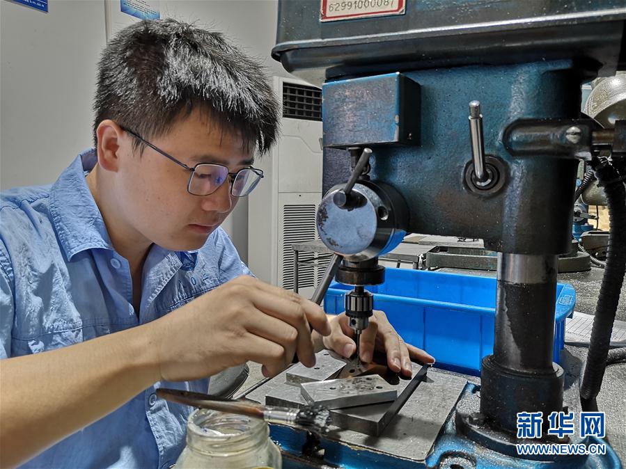 （總書(shū)記推動(dòng)的改革身邊事&middot;教育改革篇&middot;圖文互動(dòng)）（1）特寫(xiě)：&ldquo;95后&rdquo;上海職校生：&ldquo;我的工牌上印著&lsquo;中國(guó)航天&rsquo;&rdquo;