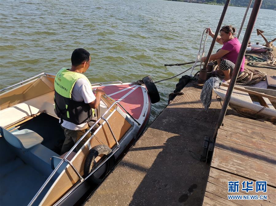 （總書(shū)記推動(dòng)的改革身邊事&middot;生態(tài)文明改革篇&middot;圖文互動(dòng)）（1）特寫(xiě)：從&ldquo;捕魚(yú)人&rdquo;到&ldquo;護(hù)魚(yú)人&rdquo;&mdash;&mdash;長(zhǎng)江漁民上岸后的新生活