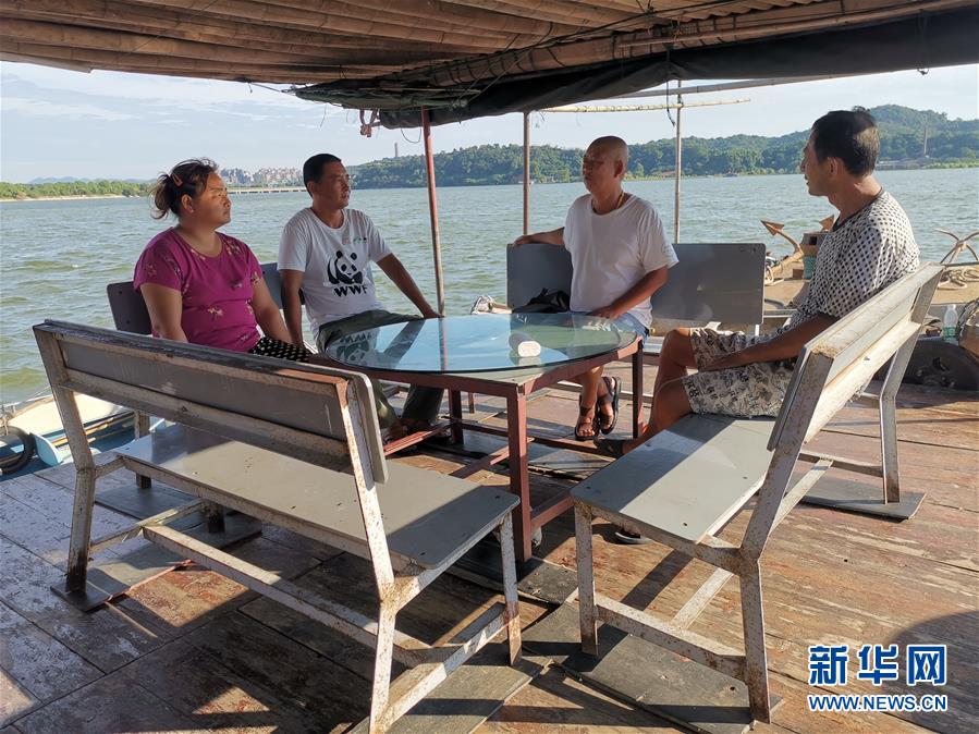 （總書(shū)記推動(dòng)的改革身邊事&middot;生態(tài)文明改革篇&middot;圖文互動(dòng)）（2）特寫(xiě)：從&ldquo;捕魚(yú)人&rdquo;到&ldquo;護(hù)魚(yú)人&rdquo;&mdash;&mdash;長(zhǎng)江漁民上岸后的新生活