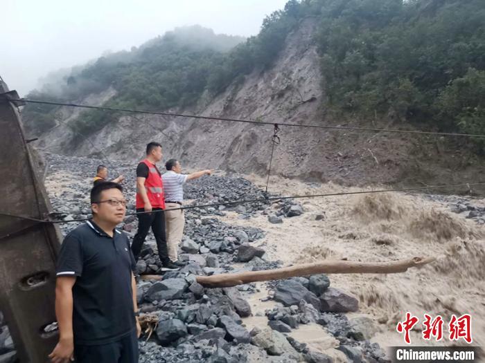 工作人員正在查勘泥石流災(zāi)情?！ソ?攝
