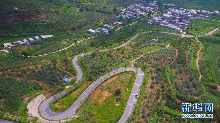 （新華全媒頭條&middot;走向我們的小康生活&middot;圖文互動(dòng)）（1）長城腳下，小康村串成&ldquo;珍珠鏈&rdquo;
