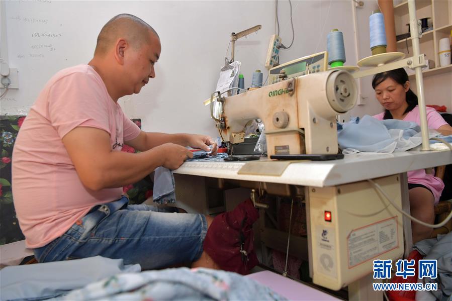 （走向我們的小康生活&middot;圖文互動(dòng)）（1）&ldquo;一件衣裳&rdquo;，藏著脫貧致富新天地