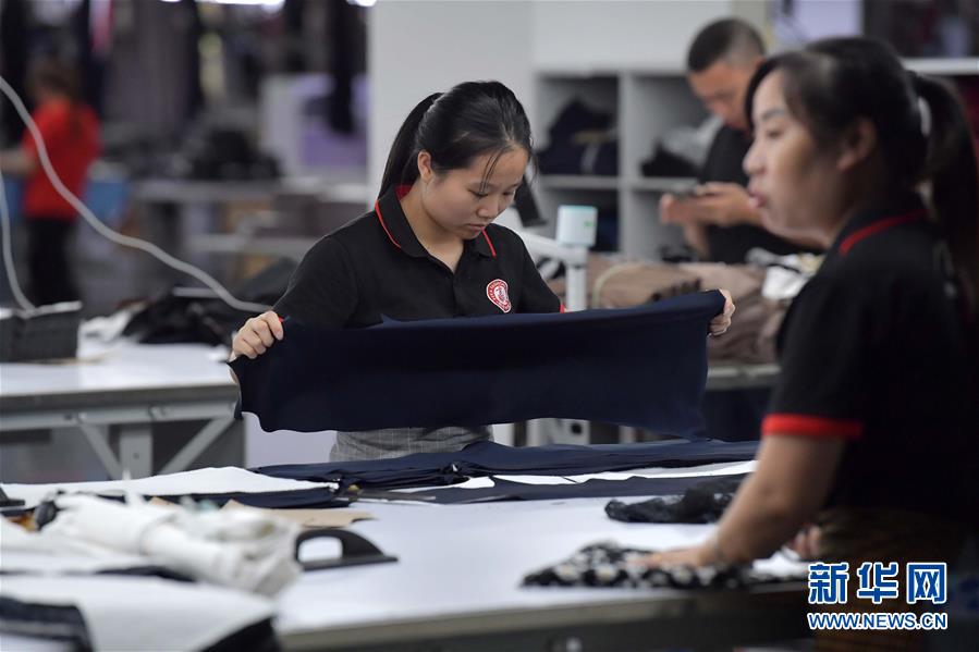 （走向我們的小康生活&middot;圖文互動(dòng)）（3）&ldquo;一件衣裳&rdquo;，藏著脫貧致富新天地