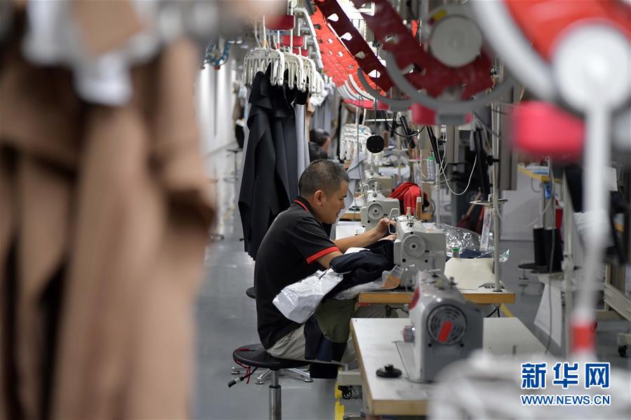 （走向我們的小康生活&middot;圖文互動(dòng)）（4）&ldquo;一件衣裳&rdquo;，藏著脫貧致富新天地