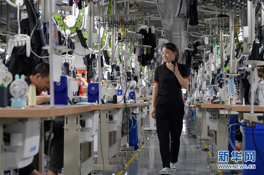 （走向我們的小康生活&middot;圖文互動(dòng)）（5）&ldquo;一件衣裳&rdquo;，藏著脫貧致富新天地