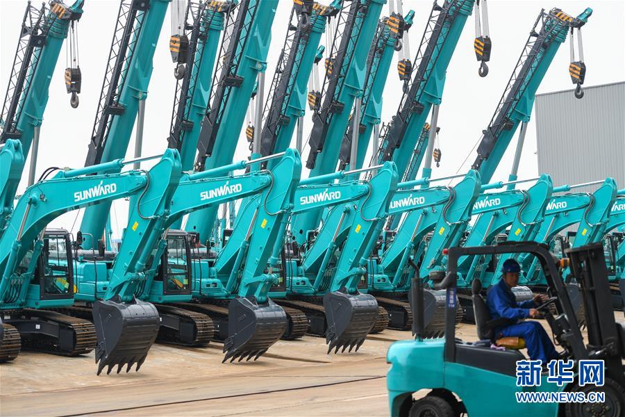 (落實“六穩(wěn)”“六保”企業(yè)見聞·圖文互動)(3)“智慧工廠”引領(lǐng)“生產(chǎn)節(jié)拍”——走進山河智能一探究竟