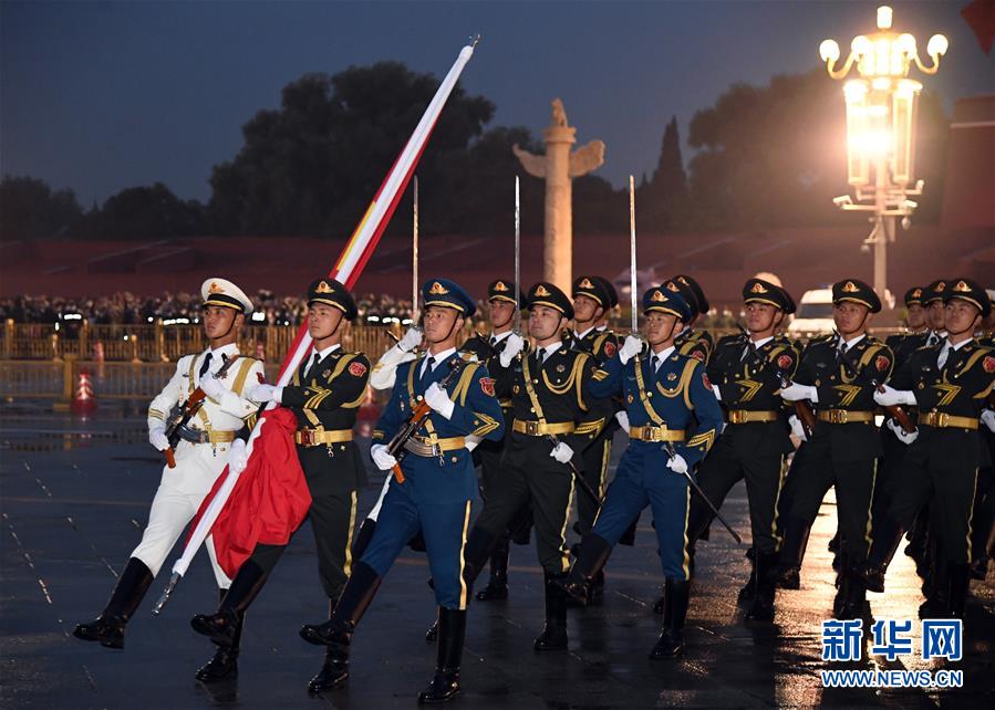 (社會(huì))(2)國慶升旗儀式在天安門廣場舉行