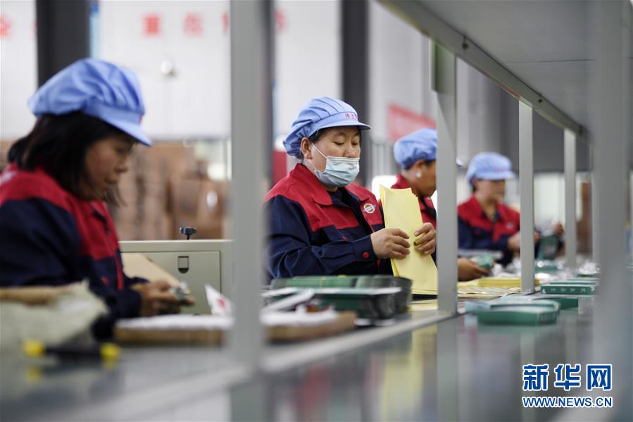 （在習近平新時代中國特色社會主義思想指引下&mdash;&mdash;新時代新作為新篇章&middot;習近平總書記關切事&middot;圖文互動）（1）&ldquo;綠色銀行&rdquo;發(fā)工資、&ldquo;股東&rdquo;分紅來敲門&hellip;&hellip;&mdash;&mdash;探索長效脫貧致富新機制見聞