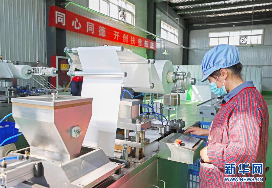 （在習近平新時代中國特色社會主義思想指引下&mdash;&mdash;新時代新作為新篇章&middot;習近平總書記關切事&middot;圖文互動）（2）&ldquo;綠色銀行&rdquo;發(fā)工資、&ldquo;股東&rdquo;分紅來敲門&hellip;&hellip;&mdash;&mdash;探索長效脫貧致富新機制見聞