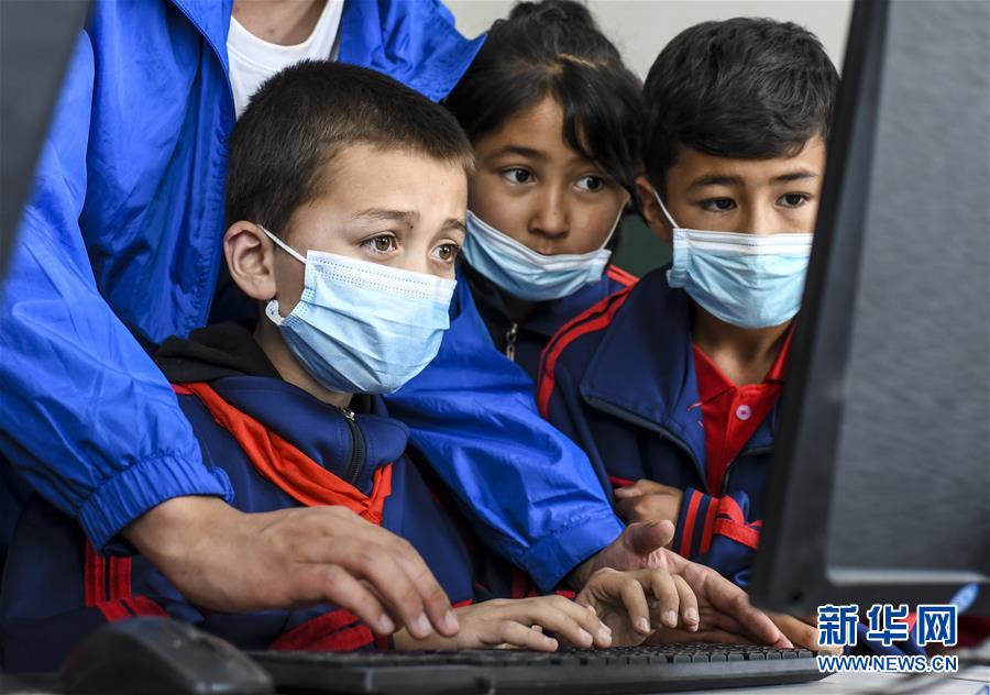 （新華全媒頭條&middot;圖文互動(dòng)）（4）新天地 新兒女 新奇跡&mdash;&mdash;脫貧攻堅(jiān)繪就新疆新圖景