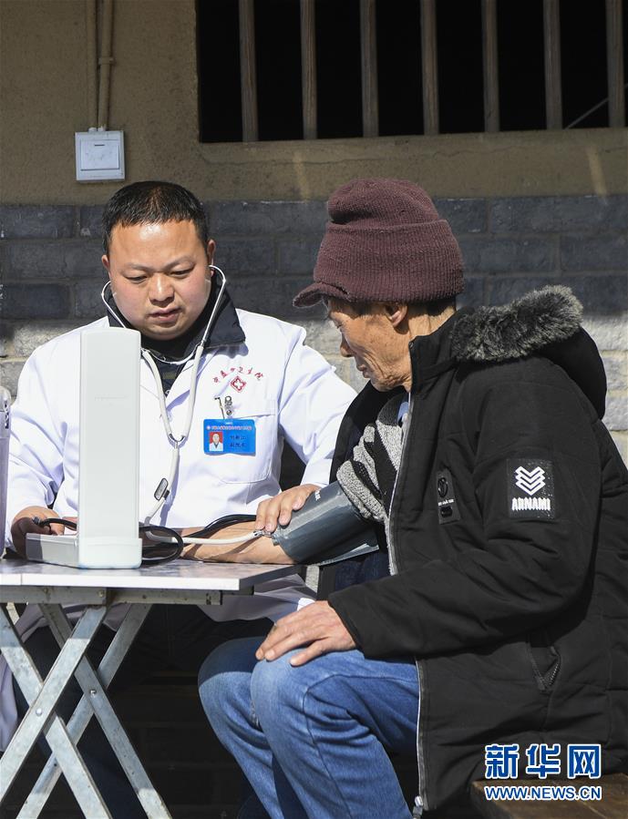 （習(xí)近平的小康故事&middot;新華網(wǎng)&middot;圖文互動(dòng)）（5）&ldquo;真正解決好基層群眾看病難、看病貴問(wèn)題&rdquo;&mdash;&mdash;習(xí)近平和群眾健康的故事