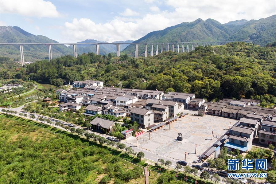 （習(xí)近平的小康故事&middot;新華網(wǎng)&middot;圖文互動(dòng)）（3）&ldquo;真正解決好基層群眾看病難、看病貴問(wèn)題&rdquo;&mdash;&mdash;習(xí)近平和群眾健康的故事