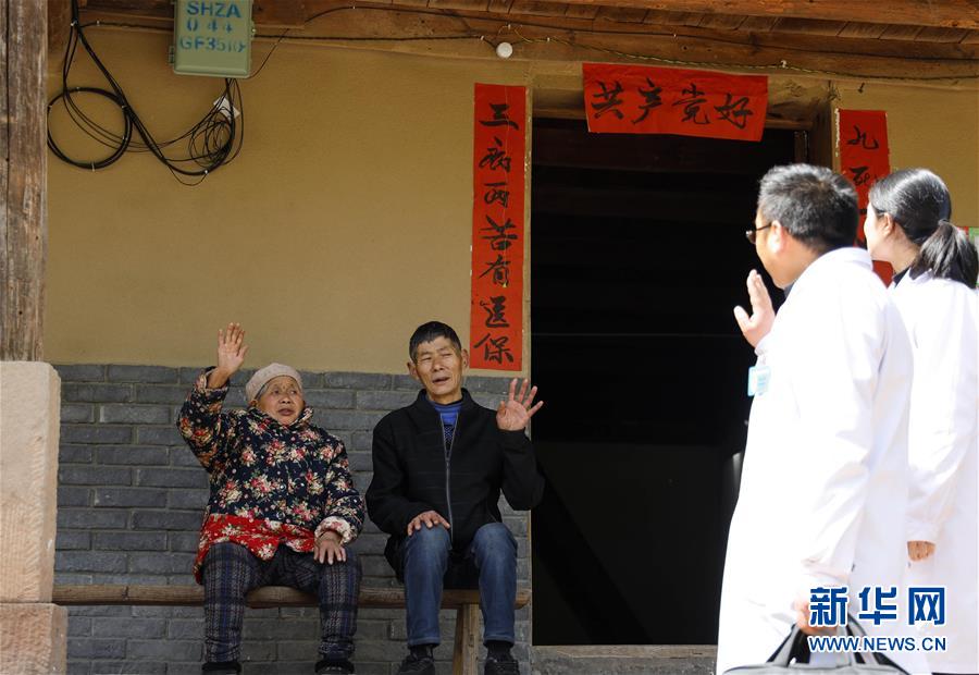 （習(xí)近平的小康故事&middot;新華網(wǎng)&middot;圖文互動(dòng)）（6）&ldquo;真正解決好基層群眾看病難、看病貴問(wèn)題&rdquo;&mdash;&mdash;習(xí)近平和群眾健康的故事