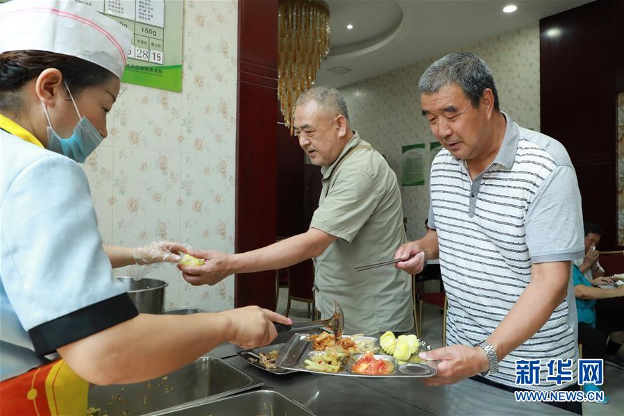 (習(xí)近平的小康故事·新華網(wǎng)·圖文互動)(1)“讓所有老年人都能有一個幸福美滿的晚年”——習(xí)近平和尊老養(yǎng)老的故事