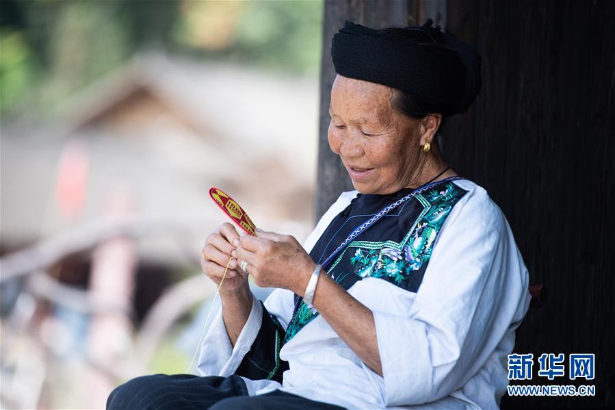 (習(xí)近平的小康故事·新華網(wǎng)·圖文互動)(4)“讓所有老年人都能有一個幸福美滿的晚年”——習(xí)近平和尊老養(yǎng)老的故事