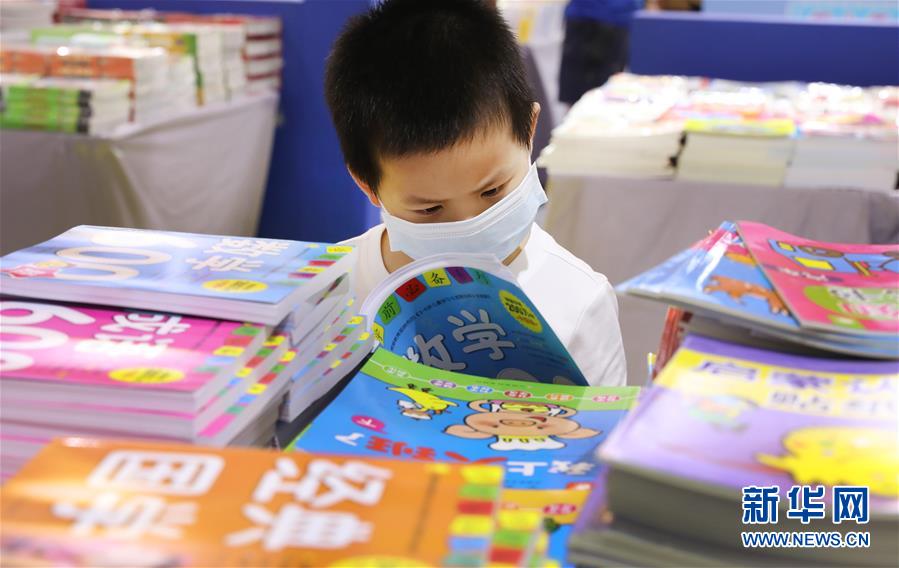 (新華全媒頭條·圖文互動(dòng))(10)我們都是讀者——促進(jìn)全民閱讀 構(gòu)建書(shū)香社會(huì)