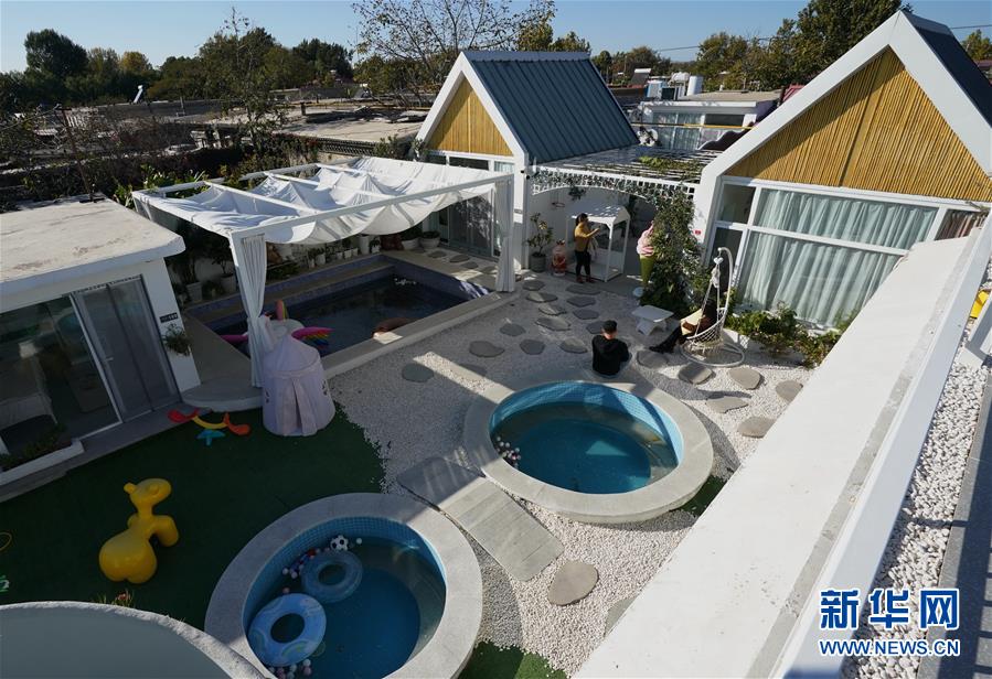 (全面建成小康社會(huì)“百城千縣萬(wàn)村調(diào)研行”·圖文互動(dòng))(2)北戴河村:藝術(shù)院落“點(diǎn)亮”鄉(xiāng)村致富路