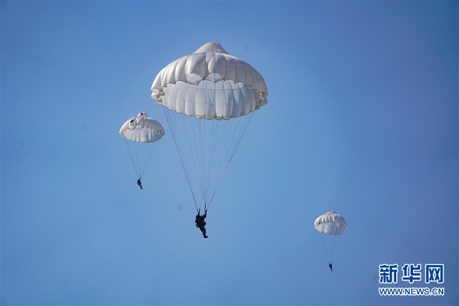（在習(xí)近平強(qiáng)軍思想指引下&middot;我們?cè)趹?zhàn)位報(bào)告&middot;圖文互動(dòng)）（2）朵朵傘花綻放，勝戰(zhàn)精兵天降&mdash;&mdash;空降兵部隊(duì)某旅教導(dǎo)員余海龍帶領(lǐng)官兵傳承黃繼光精神記事