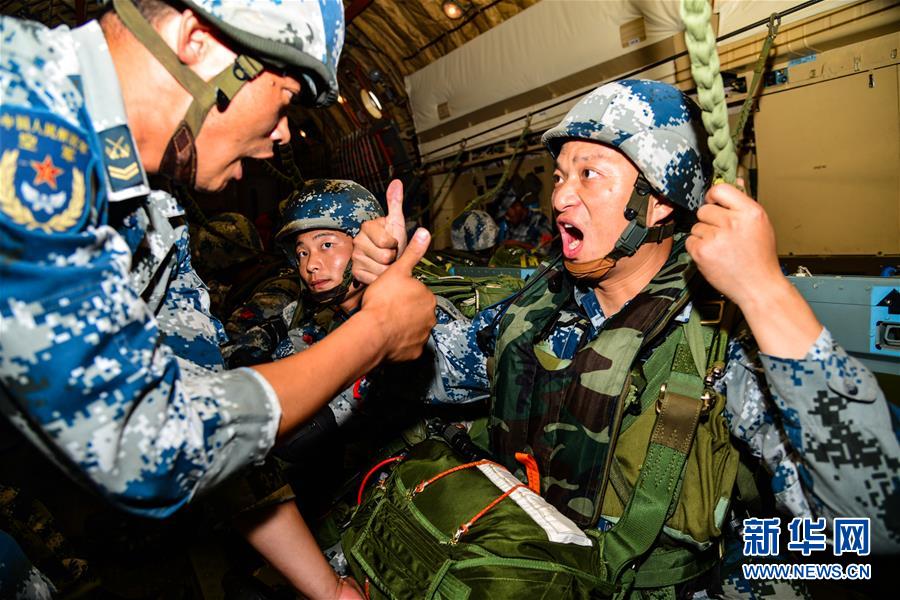 （在習(xí)近平強(qiáng)軍思想指引下&middot;我們?cè)趹?zhàn)位報(bào)告&middot;圖文互動(dòng)）（3）朵朵傘花綻放，勝戰(zhàn)精兵天降&mdash;&mdash;空降兵部隊(duì)某旅教導(dǎo)員余海龍帶領(lǐng)官兵傳承黃繼光精神記事