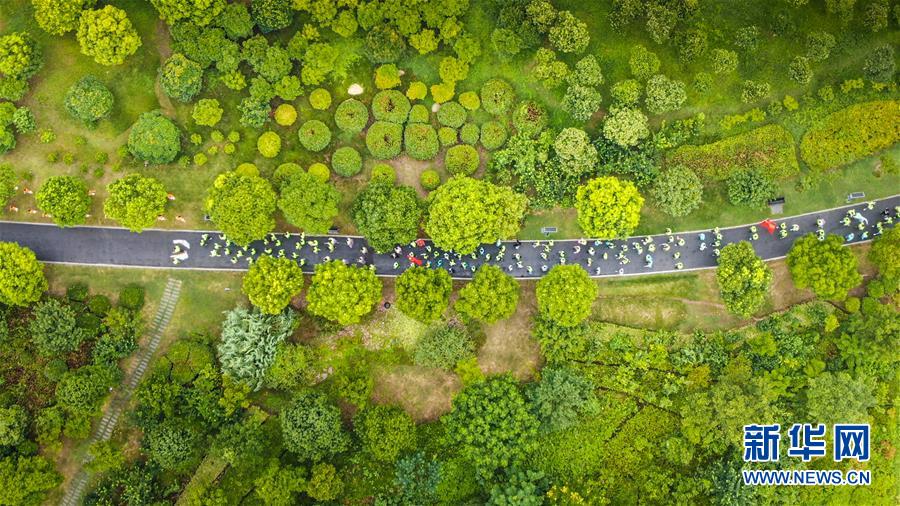 （新華全媒頭條&middot;圖文互動）（17）歷史交匯點上的宏偉藍圖&mdash;&mdash;《中共中央關(guān)于制定國民經(jīng)濟和社會發(fā)展第十四個五年規(guī)劃和二〇三五年遠(yuǎn)景目標(biāo)的建議》誕生記