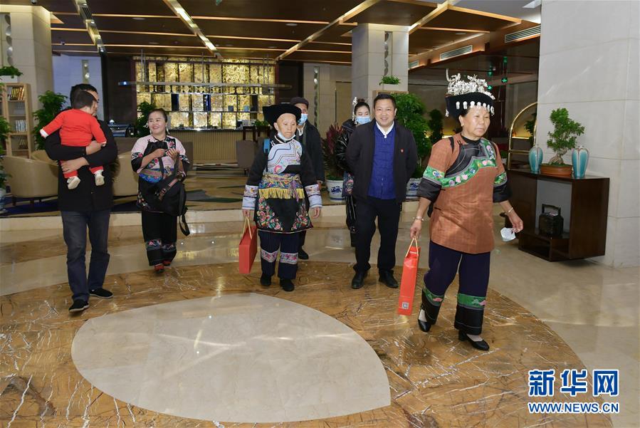 (圖文互動(dòng))(4)夢(mèng)圓之后追新夢(mèng)——十八洞村村民觀看升國(guó)旗儀式特寫