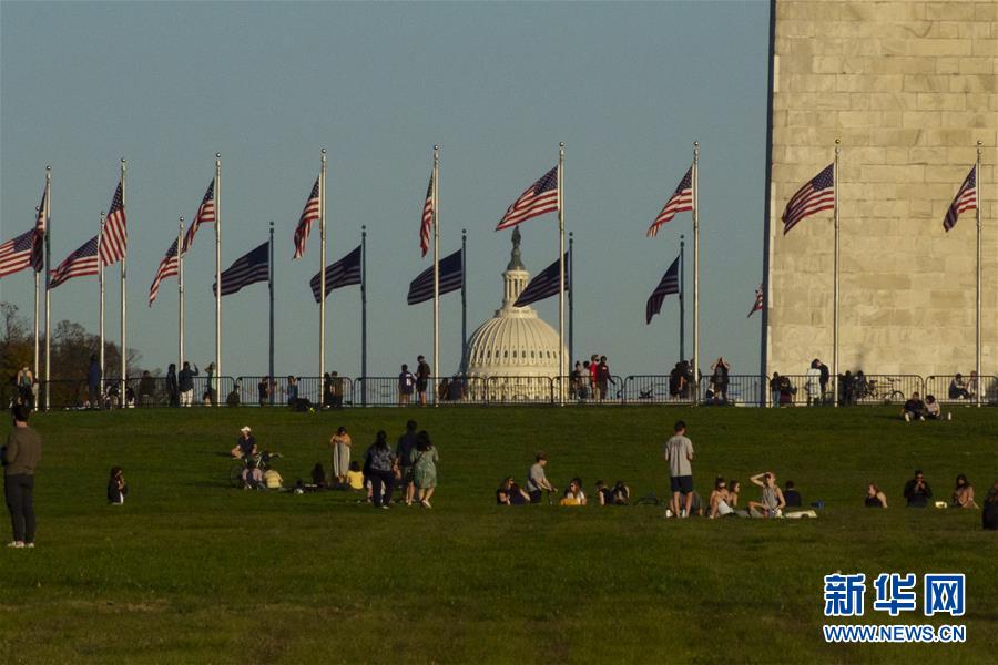 (國(guó)際疫情)(3)美國(guó)日增新冠確診病例超13萬(wàn) 一周日均新增近10萬(wàn)