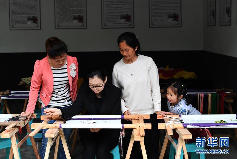 （兩會人物&middot;圖文互動）（1）帶娃、賺錢兩不誤&mdash;&mdash;一位農(nóng)民工代表眼中的脫貧新工作