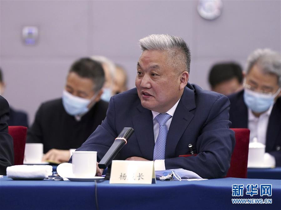 （兩會&middot;熱點畫報）（10）代表委員建言統(tǒng)籌做好經(jīng)濟(jì)社會發(fā)展工作