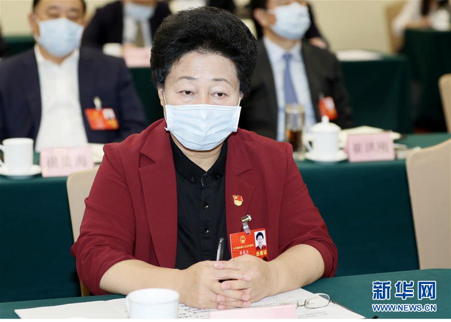 （兩會(huì)&middot;熱點(diǎn)畫報(bào)）（12）代表委員建言統(tǒng)籌做好經(jīng)濟(jì)社會(huì)發(fā)展工作