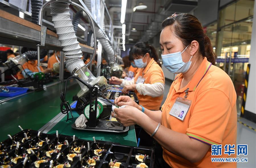 （兩會(huì)&middot;熱點(diǎn)畫報(bào)）（14）代表委員建言統(tǒng)籌做好經(jīng)濟(jì)社會(huì)發(fā)展工作