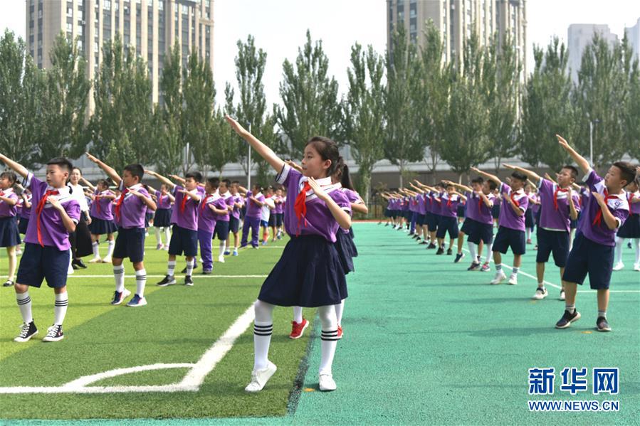 （體育&middot;圖文互動）（1）（在習(xí)近平新時代中國特色社會主義思想指引下&mdash;&mdash;新時代新作為新篇章&middot;總書記關(guān)心的百姓身邊事）奔跑吧，少年！&mdash;&mdash;體育讓孩子們插上強(qiáng)壯的翅膀（配本社同題文字稿）