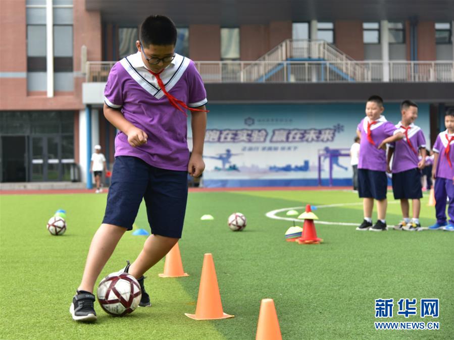 （體育&middot;圖文互動）（2）（在習(xí)近平新時代中國特色社會主義思想指引下&mdash;&mdash;新時代新作為新篇章&middot;總書記關(guān)心的百姓身邊事）奔跑吧，少年！&mdash;&mdash;體育讓孩子們插上強(qiáng)壯的翅膀（配本社同題文字稿）
