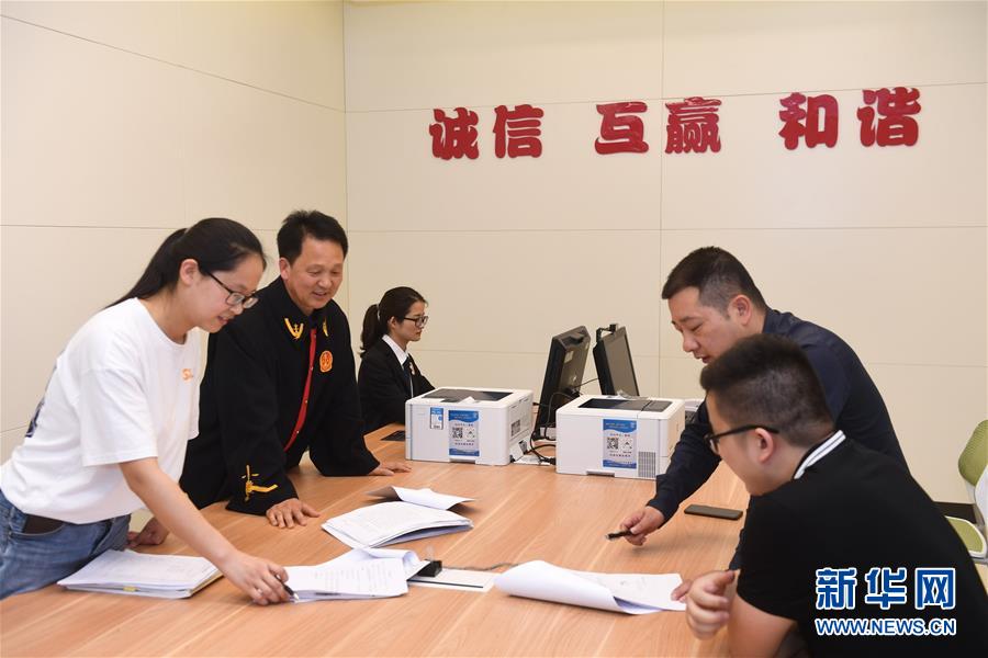 (新華全媒頭條·圖文互動)(8)開啟法治中國新時代——以習(xí)近平同志為核心的黨中央推進(jìn)全面依法治國紀(jì)實