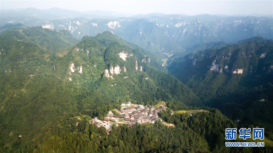 （在習(xí)近平新時(shí)代中國特色社會(huì)主義思想指引下&mdash;&mdash;新時(shí)代新作為新篇章&middot;總書記關(guān)切脫貧事&middot;圖文互動(dòng)）（1）精準(zhǔn)扶貧：提速脫貧奔小康