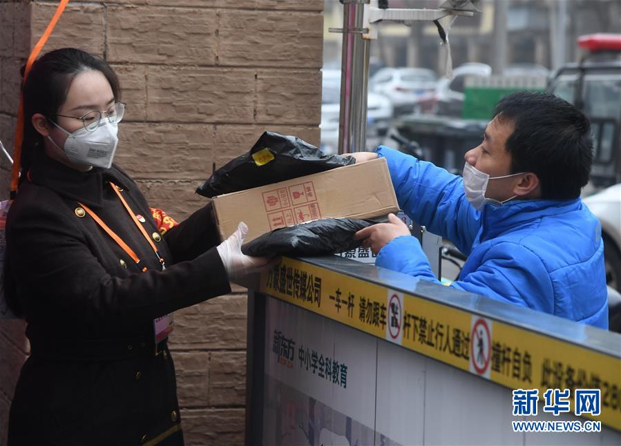 （習(xí)近平致敬的戰(zhàn)&ldquo;疫&rdquo;英雄&middot;社區(qū)工作者篇&middot;圖文互動(dòng)）（3）他們，堅(jiān)守一線戰(zhàn)風(fēng)雨