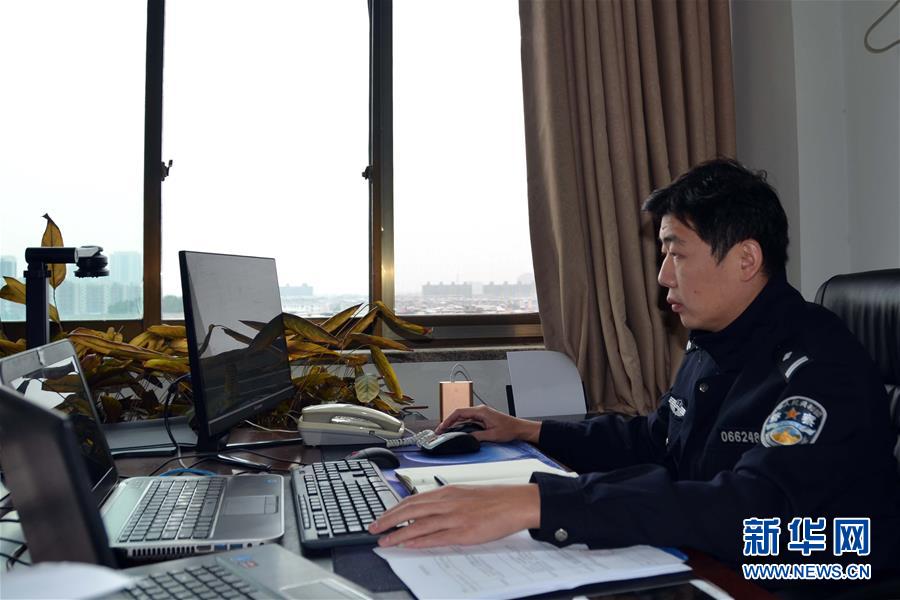 （習(xí)近平致敬的戰(zhàn)&ldquo;疫&rdquo;英雄&middot;公安干警篇&middot;圖文互動）（8）他們，抗疫一線鑄警魂