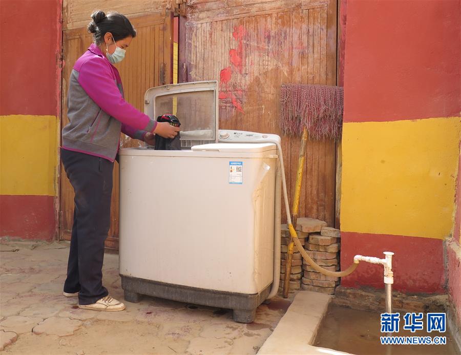 (新華全媒頭條·圖文互動)(10)春天里的5個“戰(zhàn)貧”瞬間——習近平總書記關于脫貧攻堅決策部署指引攻克最后的深貧堡壘