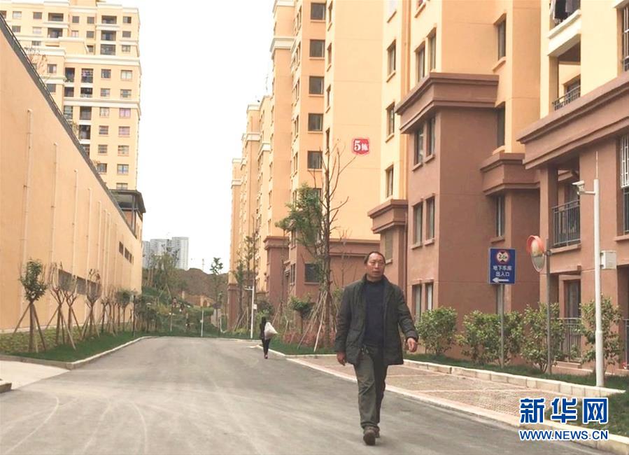 (在習(xí)近平新時代中國特色社會主義思想指引下——新時代新作為新篇章·習(xí)近平總書記關(guān)切事·圖文互動)(2)“挪窮窩”“奔富路”——易地搬遷讓貧困人口開啟安居樂業(yè)新生活