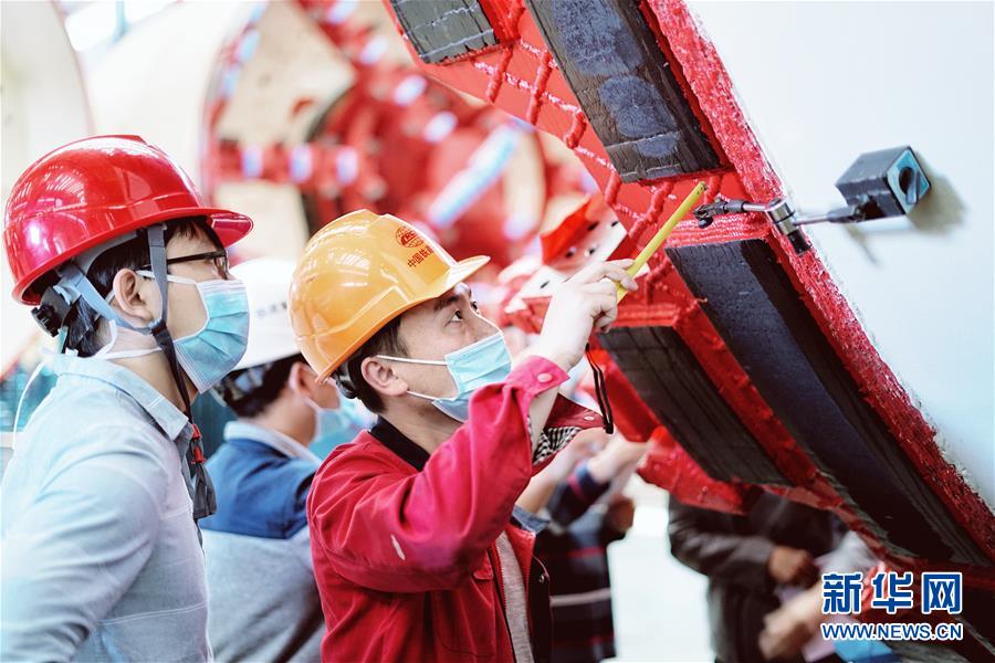 （在習(xí)近平新時(shí)代中國特色社會主義思想指引下&mdash;&mdash;新時(shí)代新作為新篇章&middot;習(xí)近平總書記關(guān)切事&middot;圖文互動）（1）最有力的支撐，最堅(jiān)決的攀登&mdash;&mdash;記錄奮戰(zhàn)在復(fù)工復(fù)產(chǎn)一線的科技工作者