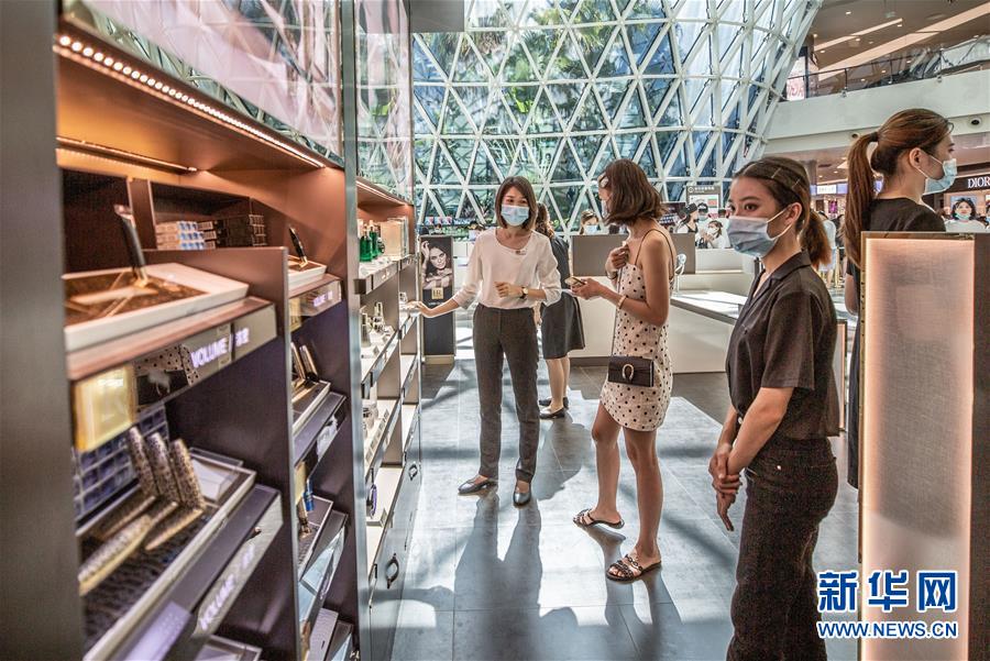 （在習(xí)近平新時(shí)代中國(guó)特色社會(huì)主義思想指引下&mdash;&mdash;新時(shí)代新作為新篇章&middot;習(xí)近平總書(shū)記關(guān)切事&middot;圖文互動(dòng)）（12）感受開(kāi)放新魅力&mdash;&mdash;海南自由貿(mào)易港建設(shè)開(kāi)局觀察