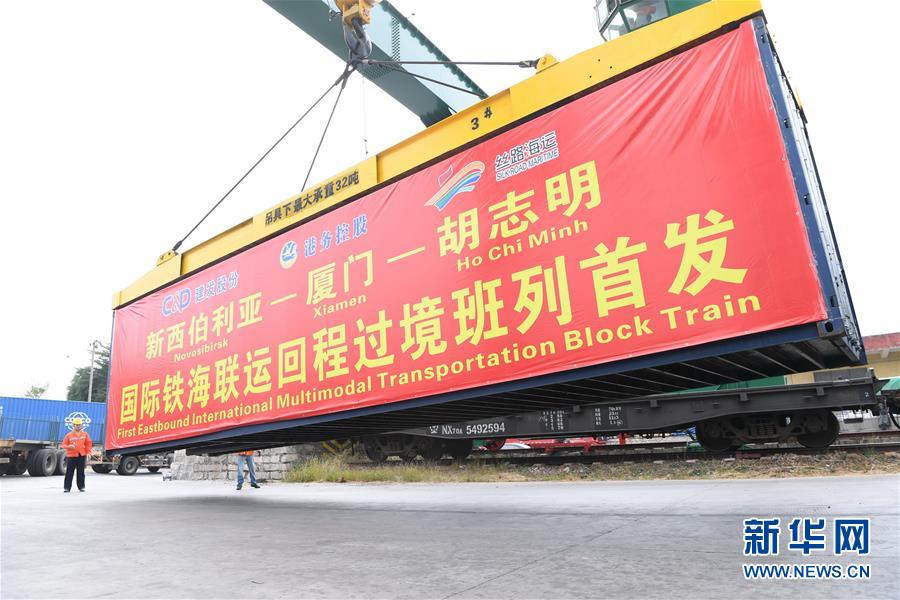 (在習(xí)近平新時(shí)代中國(guó)特色社會(huì)主義思想指引下——新時(shí)代新作為新篇章·習(xí)近平總書(shū)記關(guān)切事·圖文互動(dòng))(6)我家大門(mén)常打開(kāi)——經(jīng)濟(jì)特區(qū)全方位對(duì)外開(kāi)放故事