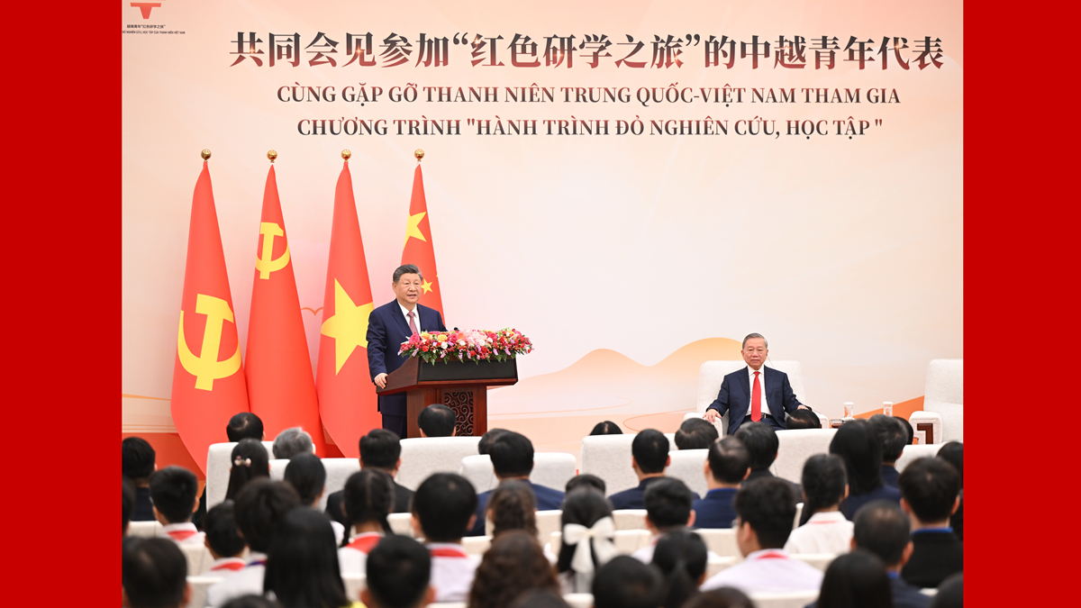 習(xí)近平同蘇林共同會(huì)見(jiàn)中越青年代表