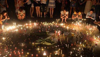 昆山市民在昆山市民廣場哀悼死者、為傷者祈福