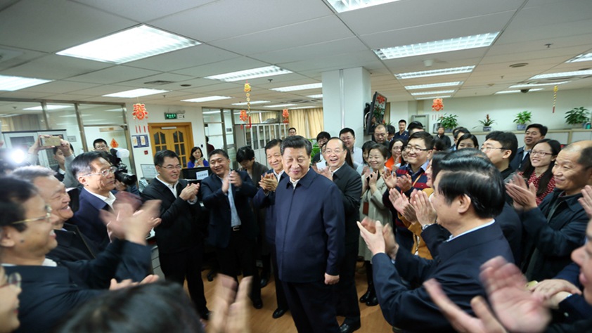 習(xí)近平在人民日報(bào)社總編室同編輯們親切交流