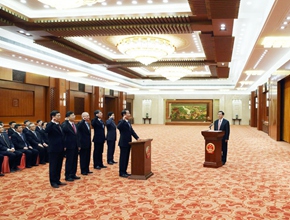 全國人大常委會首次舉行憲法宣誓儀式