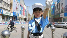 幼兒化身&ldquo;小交警&rdquo; 指揮交通萌態(tài)十足
