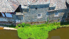 航拍江西廣昌縣&ldquo;船型&rdquo;古屋 依水而建如孤帆泊岸