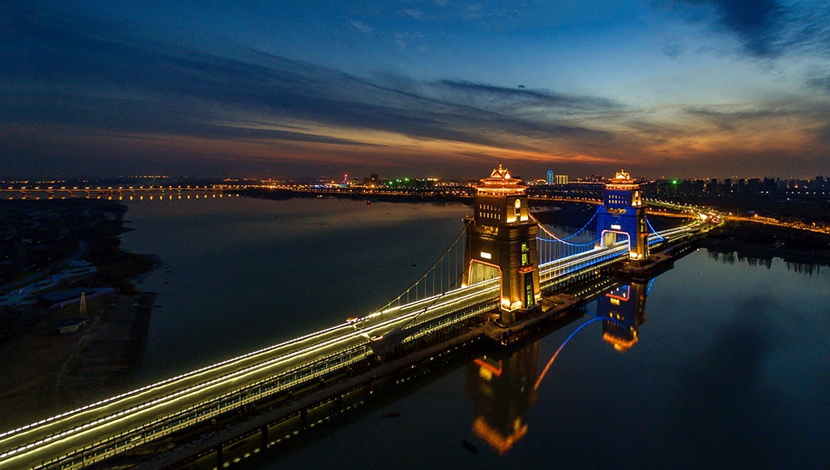 新華網(wǎng)無人機&ldquo;飛閱&rdquo;長江